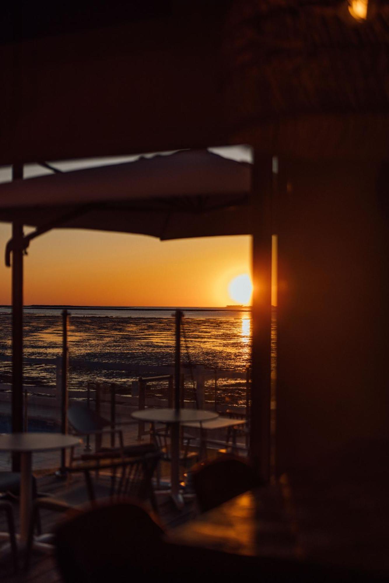 Beach Hotel - Le Grand Chalet รงซี-เลส์-แบ็งส์ ภายนอก รูปภาพ